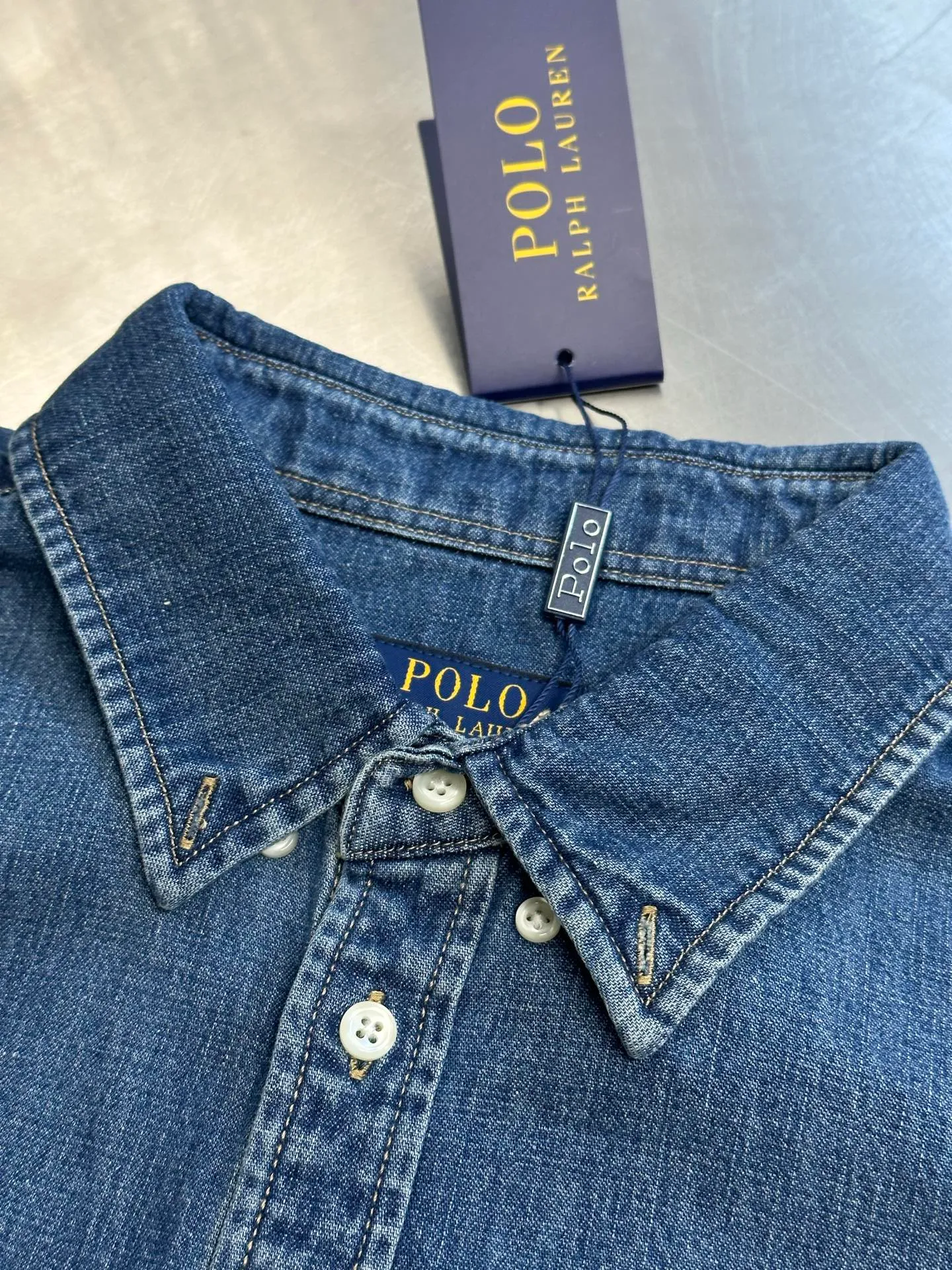 P450 Ralph Lauren colorful embroidered denim shirt. Made of custom-made mellow thick twill ring yarn denim. The delicate colorful pony logo on the left chest jumps into indigo, making it highly recognizable. Adopting imported machine embroidery technology, using advanced computer control systems and precision mechanical components, we can realize colorful pony embroidery operations.  Using multiple maliu + sand scrubbers, the high-pressure spray gun is used to rub specific parts to achieve a local gradient effect, and then the frosting technology is used to create a unique texture pattern. The workmanship is extremely complicated and time-consuming.  Using the washing and color frying process, the special desizing agent is first selected, and then the fabric is soaked in it to evenly receive the sizing. After desizing, it is finally rinsed. The workmanship is extremely complicated and the loss is high.  size：s m l xl